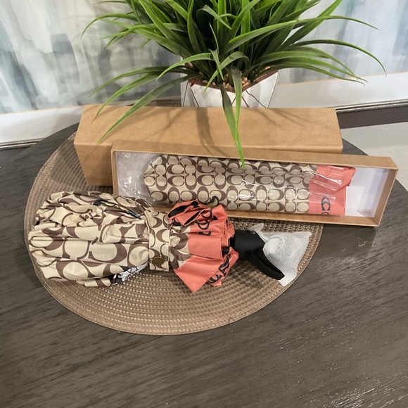 Chic Brown Umbrella with Cat Motif - Picture 3 of 4